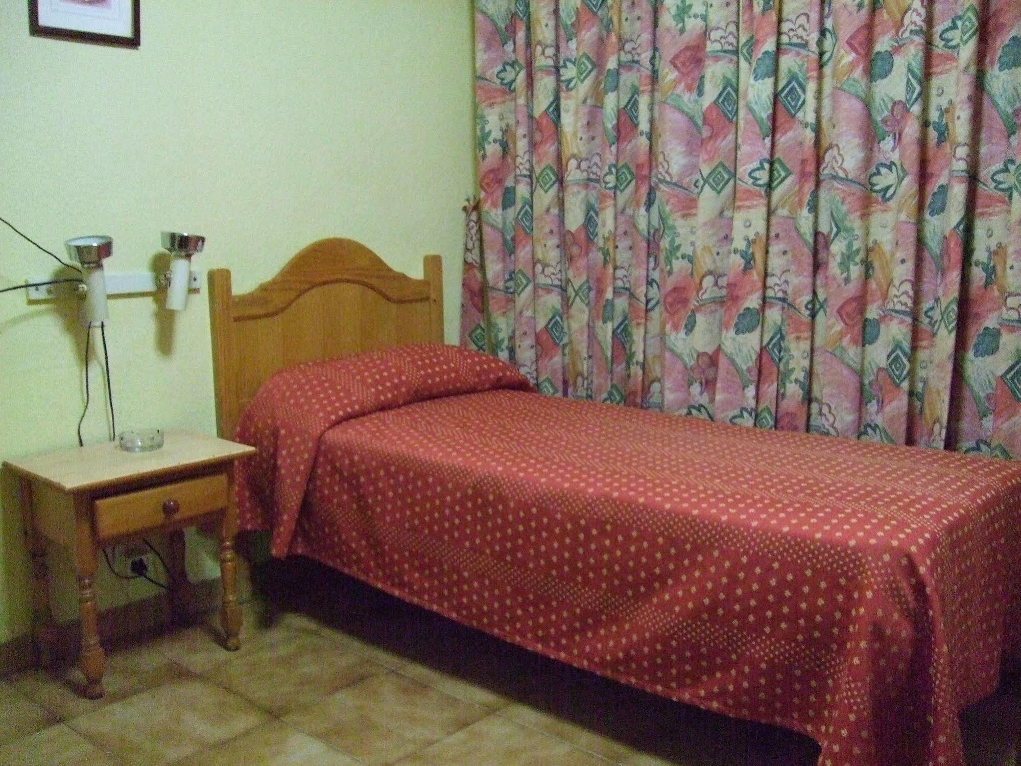 אלקאלה דה הנארס Hostal Jacinto מראה חיצוני תמונה